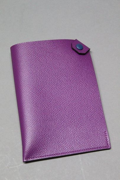 HERMES Paris

Enveloppe de passeport en veau...