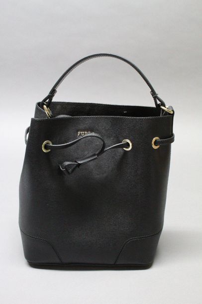 FURLA

Sac seau en cuir grené noir, fermeture...