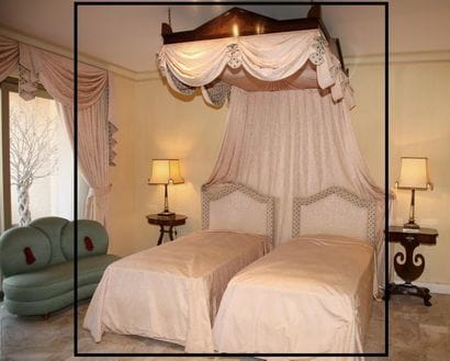 LARGE BEDSPREAD 

Biedermeier style 

Mahogany...