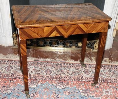 FLYING TABLE 

Louis XVI style 

Veneer of...