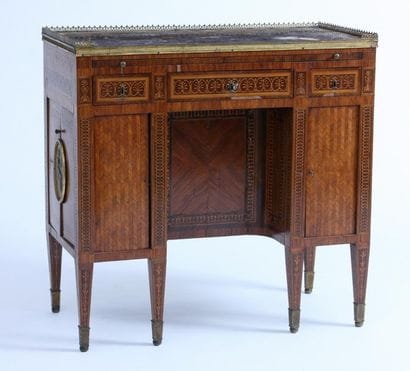 OFFICE OR LIBRARY FURNITURE with boxes 

Italy...