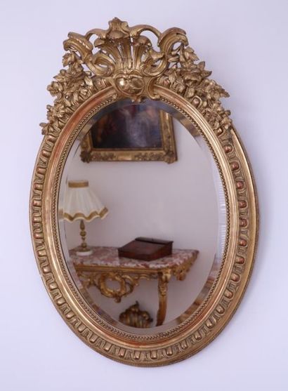 MEDAILLON MIRROR oval

End of the 19th century

Bevelled...