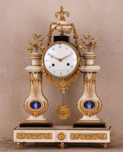 GANTRY CLOCK

Louis XVI period 

White marble,...