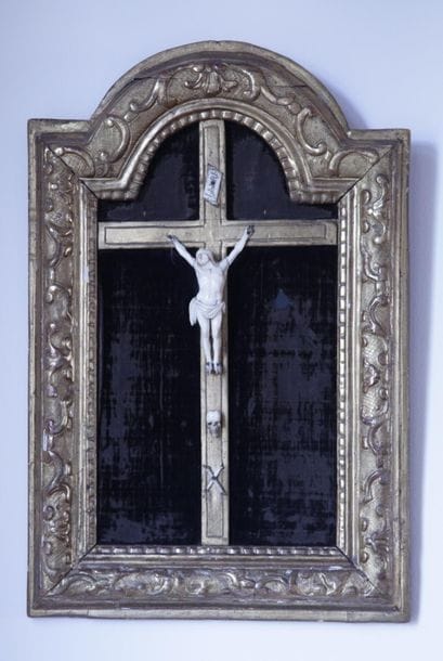 CRUCIFIX

eighteenth century

Carved ivory...