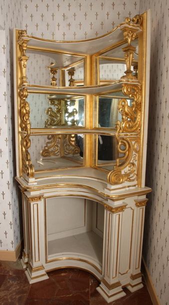 LARGE CORNER PRESENTATION SHELF 

Baroque...