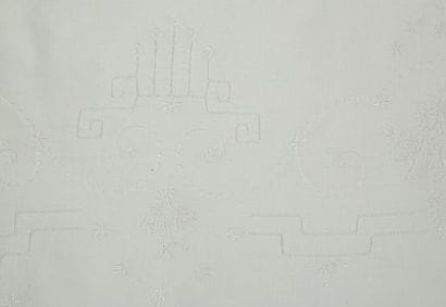 RECTANGULAR tablecloth in white linen embroidered...