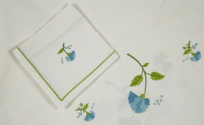 Oval tablecloth and its 8 napkins in white...