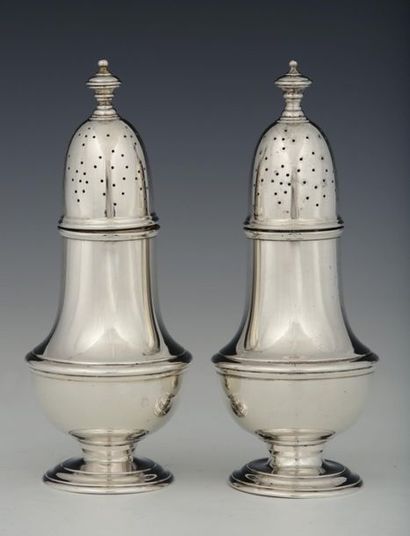 PAIRE DE GRANDES SAUPOUDREUSES balustres...