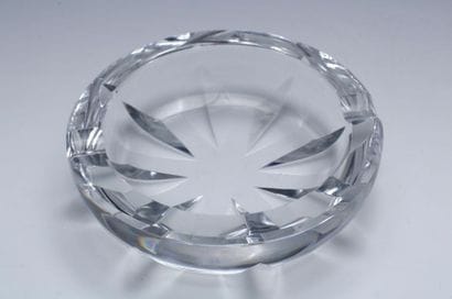 BACCARAT - CENDRIER en cristal taillé Circa...