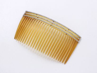 PEIGNE en écaille blonde décoré d'un motif...