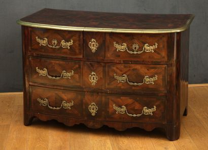 COMMODE à bords arrondis d'Epoque Louis XIV...