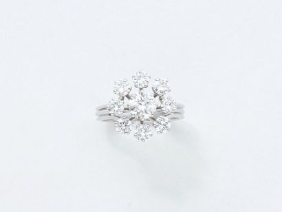 BAGUE MARGUERITE en or 750 et platine 850...