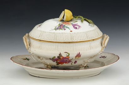 GRANDE SOUPIERE couverte en porcelaine de...