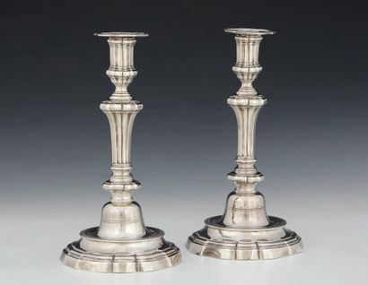PAIRE DE FLAMBEAUX en argent posant sur une...