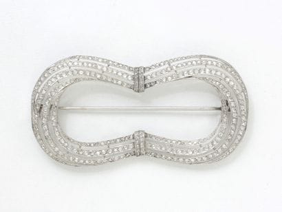 BROCHE en platine 850 millièmes décorée d'un...