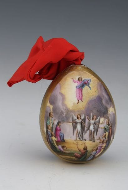 OEUF DE PÂQUES en porcelaine à décor polychrome...