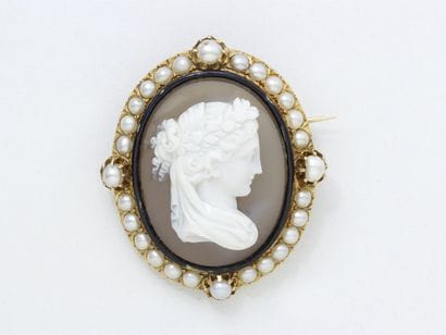 BROCHE en or 750 millièmes ornée d'un camée...