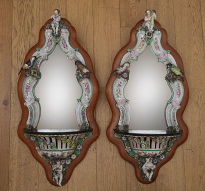 Saxe, vers 1900

Paire de SELLETTES d'applique...