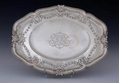 A BEAUTIFUL OVAL PLATE with a moving edge...