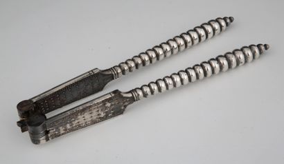 LARGE CASSE-NOIX in silver plated metal XXth...