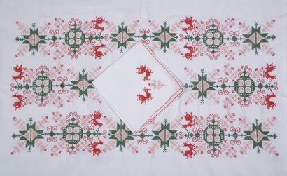 RECTANGULAR CHRISTMAS MATS AND 8 TOWELS in...