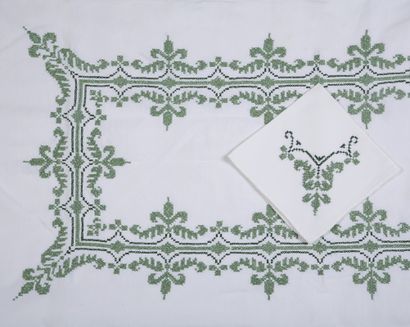 RECTANGULAR NAPPLE AND 8 TOWELS in embroidered...