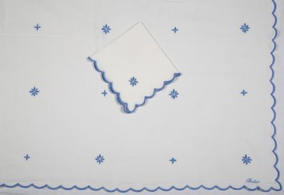 RECTANGULAR NAPPY AND 12 TOWELS with scalloped...