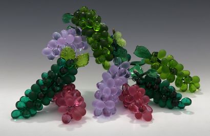 9 STATUETTES OF GRAPES of three sizes for...