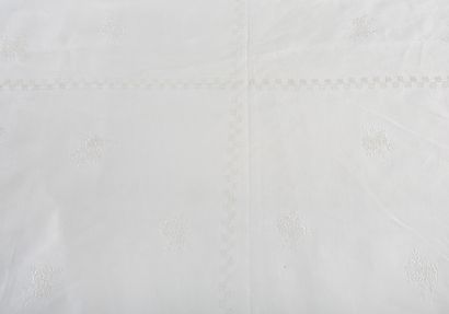 PAIR OF LARGE ROUND LINEN NAPPES embroidered...