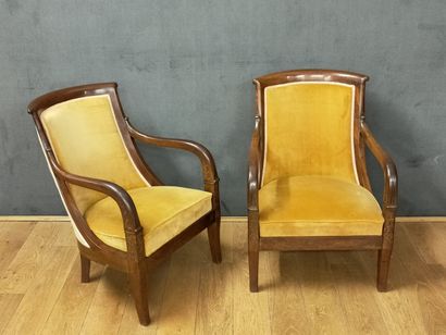 PAIRE DE FAUTEUILS BAS à dossier gondole...