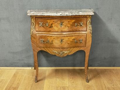 PETITE COMMODE A FACADE ET COTES GALBES de...