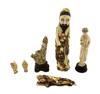 CINQ SUJETS EN IVOIRE sculpté, Circa 1920,...