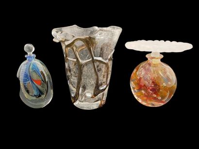 TROIS PIECES DE VERRERIE CONTEMPORAINE, comprenant:

-...
