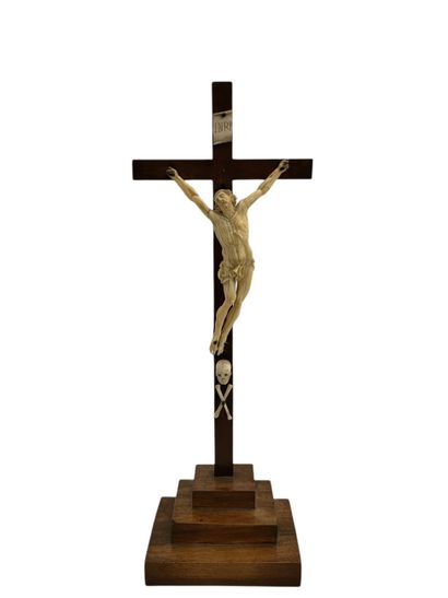 CRUCIFIX en ivoire probablement du XVIIème...
