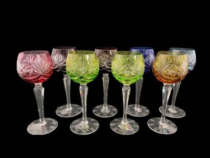 SUITE DE 8 VERRES A VIN DU RHIN - Bohème...