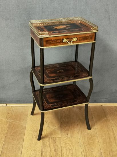 TABLE VOLANTE Circa 1880 en marqueterie à...
