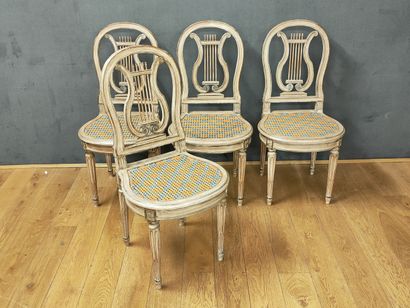SUITE DE QUATRE CHAISES CANNEES A DOSSIER...