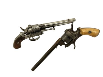 DEUX PISTOLETS A BROCHE, système type Lefaucheux:...