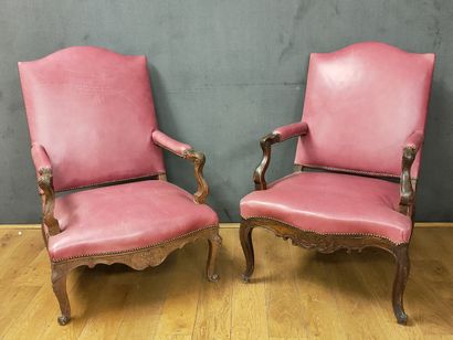 DEUX FAUTEUILS à dossier plat à fronton mouvementé...