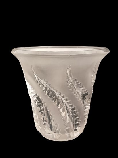 LALIQUE FRANCE - VASE en verre pressé moulé...