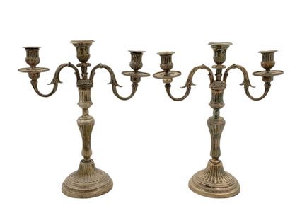 PAIRE DE CANDELABRES à trois lumières en...