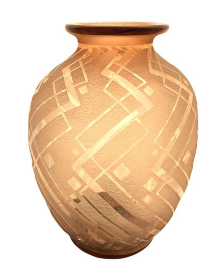 DAUM Nancy - VASE ovoïde en cristal fumé...