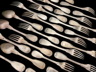30 FOURCHETTES ET 8 CUILLERES DE TABLE XIXème...