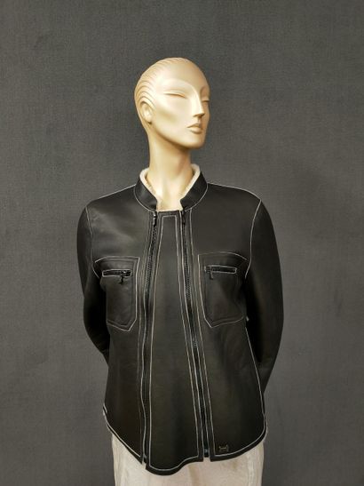 CHANEL 2004 - BLOUSON en envers cuir anthracite...