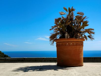 SUITE DE SIX VASES D ORNEMENT cylindriques,...