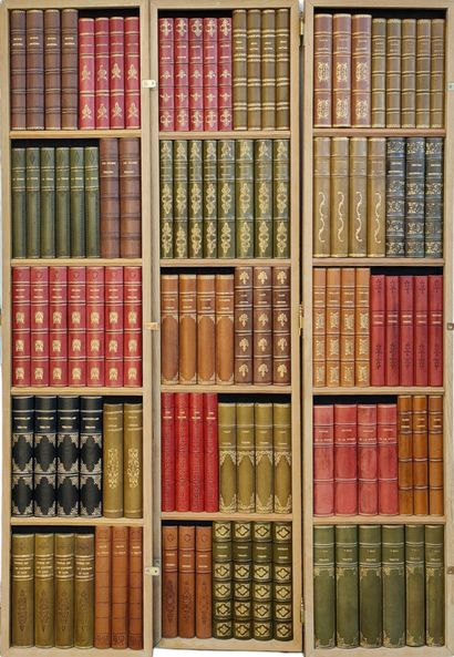 SUITE DE SIX VANTAUX garnis de dos de livres...