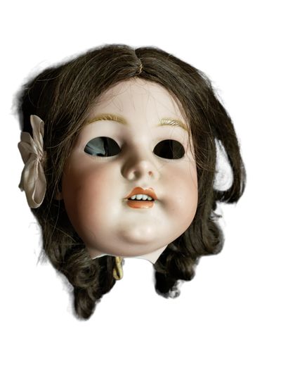POUPEE 

Tête en porcelaine signée SIMON...