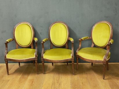 SUITE DE TROIS FAUTEUILS à dossier cabriolet...