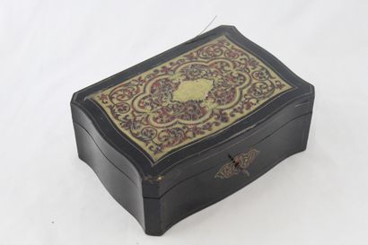 COFFRET A BIJOUX de forme mouvementée Circa...