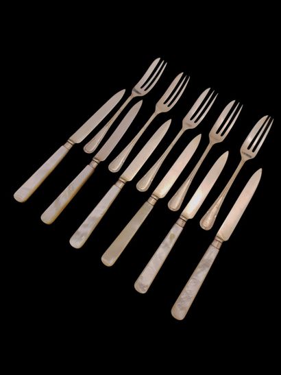 SUITE DE 5 FOURCHETTES ET DE 6 COUTEAUX A...